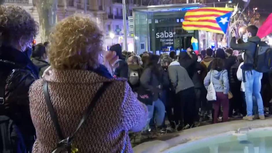 Tensión en una concentración de apoyo al rapero Pablo Hasél en Barcelona