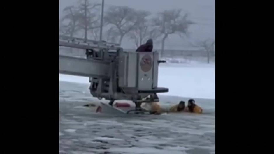 Rescatan a dos personas atrapadas en un lago helado