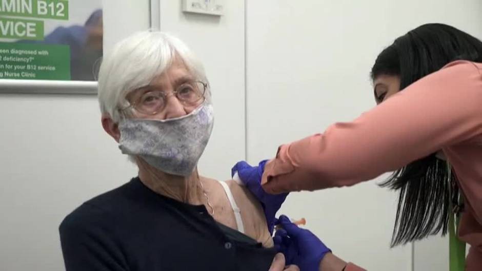 Sanidad debate si pondrá la vacuna de AstraZeneca a mayores de 65 años