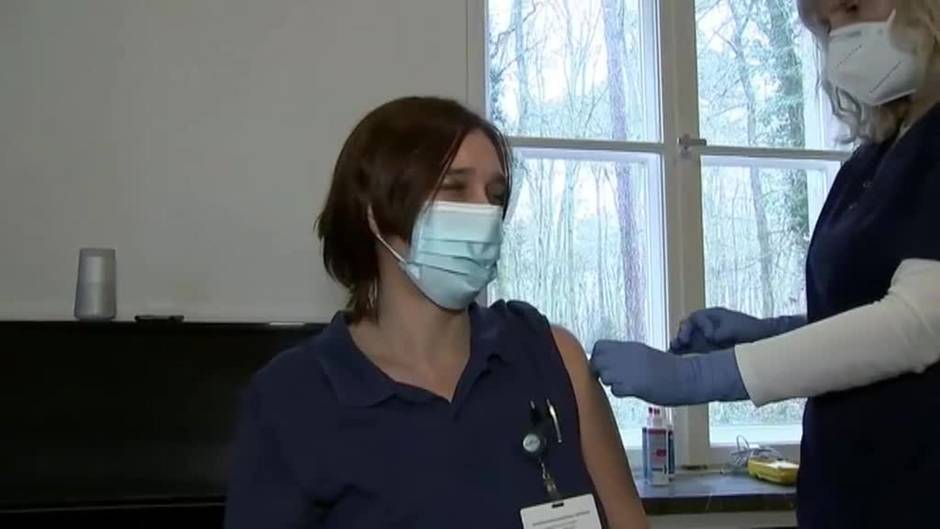 España administrará la vacuna de AstraZeneca solo a menores de 55 años