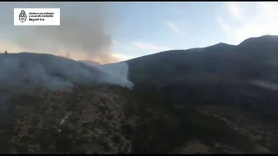 Los bomberos luchan contra un incendio sin control en la región argentina de Río Negro