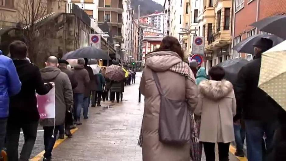 Decenas de vecinos de Eibar demandan respuestas un año después del derrumbe en el vertedero de Zaldibar