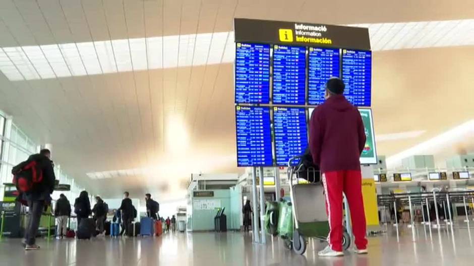 Los viajes en transporte público descienden casi a la mitad por la pandemia