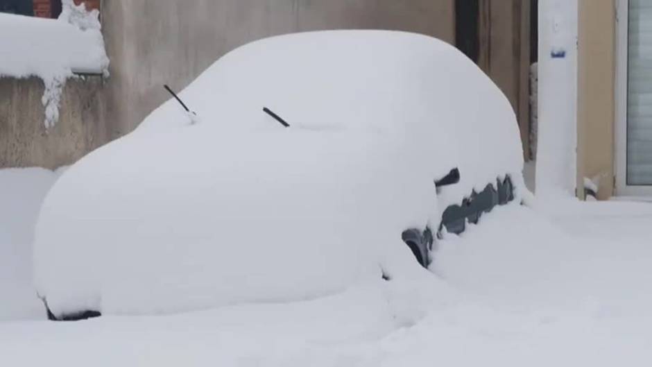 Caen 50 centímetros de nieve a solo 30 kilómetros de Atenas