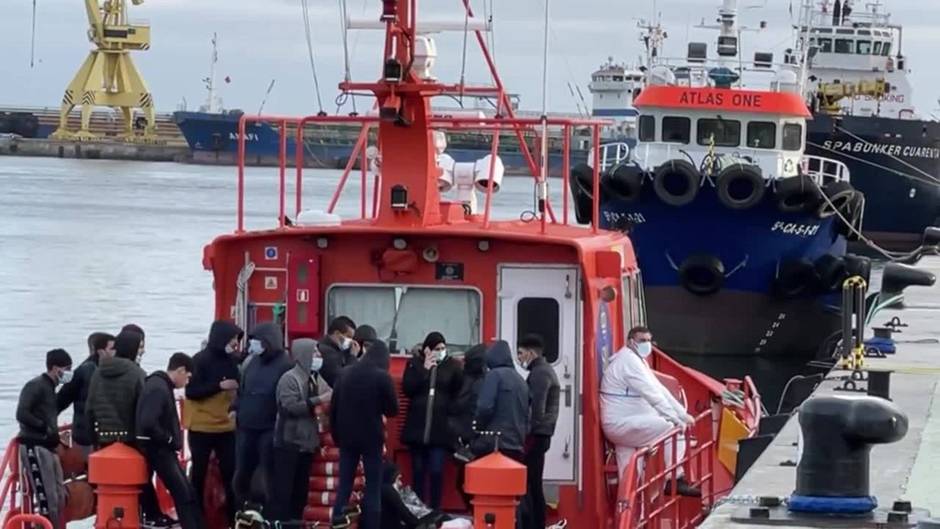 Una patera con 18 migrantes llega a las costas de Ceuta