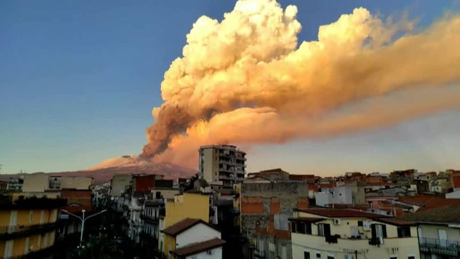 El Etna en erupción obliga al cierre del aeropuerto de Catania.