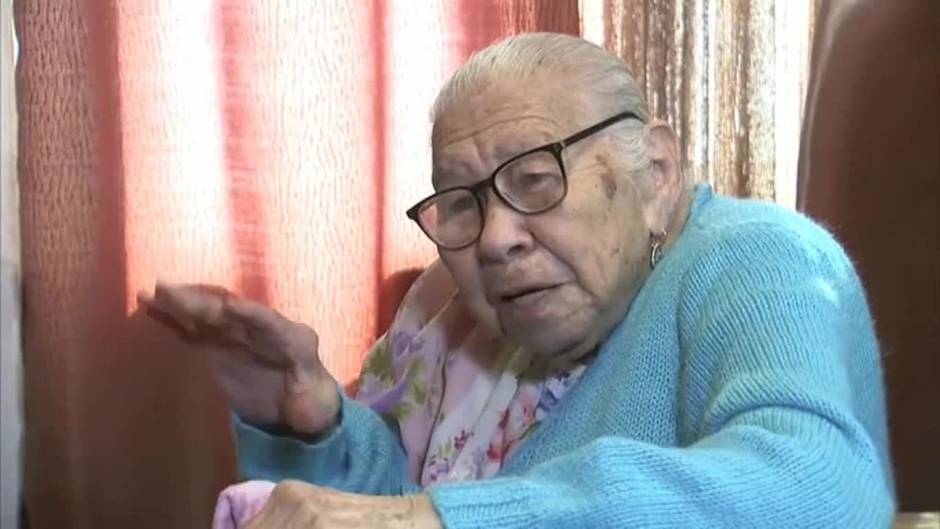 Una mujer de 105 años recibe la vacuna del coronavirus en Estados Unidos