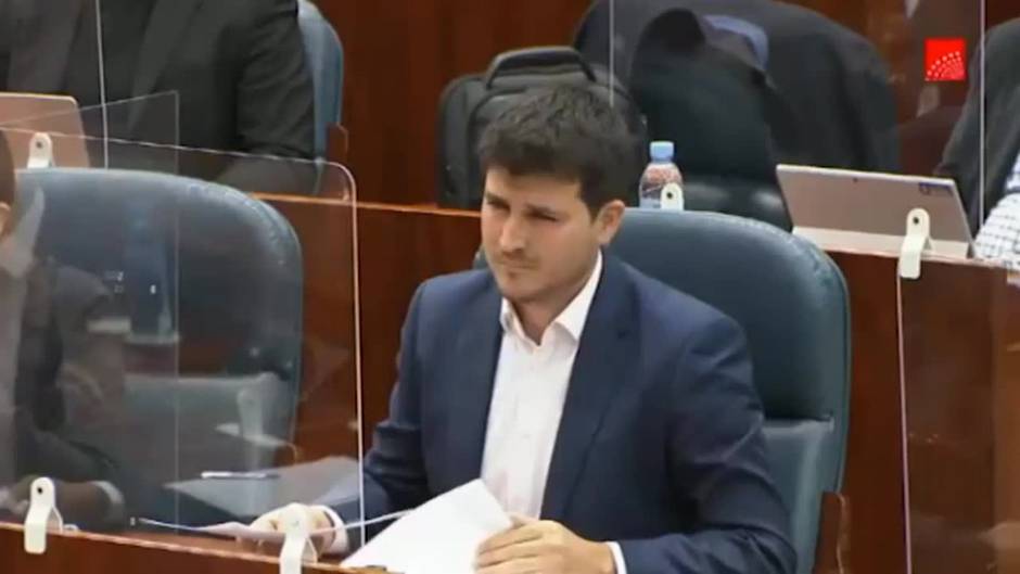 Ayuso, con un adoquín en la mano, pide a Podemos que condene los disturbios