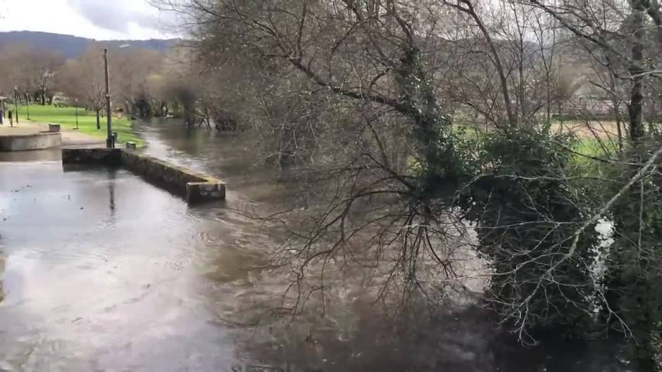 La crecida del caudal en diversos ríos provoca inundaciones en Pontevedra