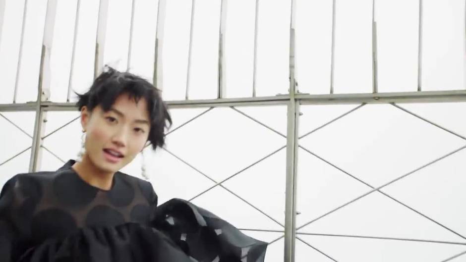 Carolina Herrera presenta su colección sobre un bus que recorre Nueva York