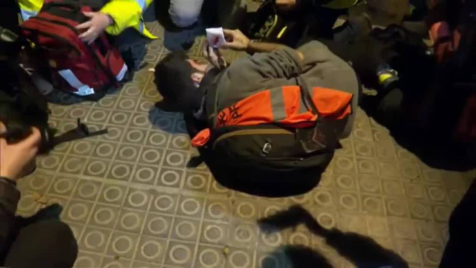 Un periodista herido por el lanzamiento de objetos de los radicales a los mossos en Barcelona