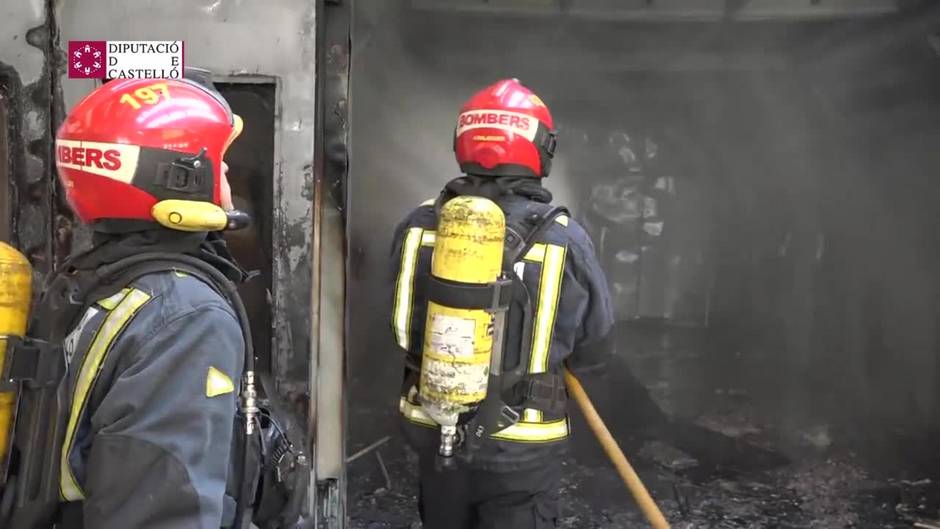 Incendio en un taller de Villareal deja tres trabajadores heridos