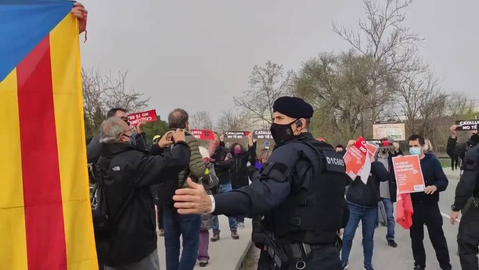 Mossos apartan de la vía a los concentrados en Martorell contra la visita del Rey