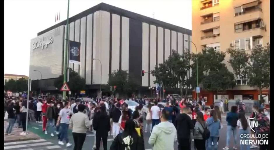 El autobus del Sevilla pone rumbo al Sánchez-Pizjuán para el derbi