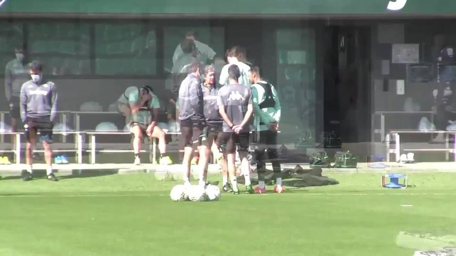 Charla de Joaquín con los técnicos en el entrenamiento