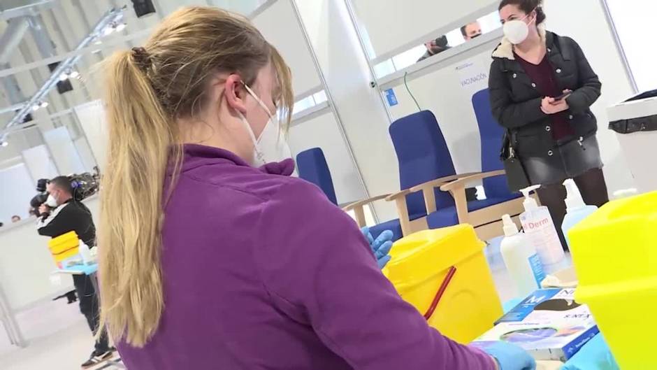 Así ha arrancado la vacunación de mutualistas mayores de 80 años en el Zendal