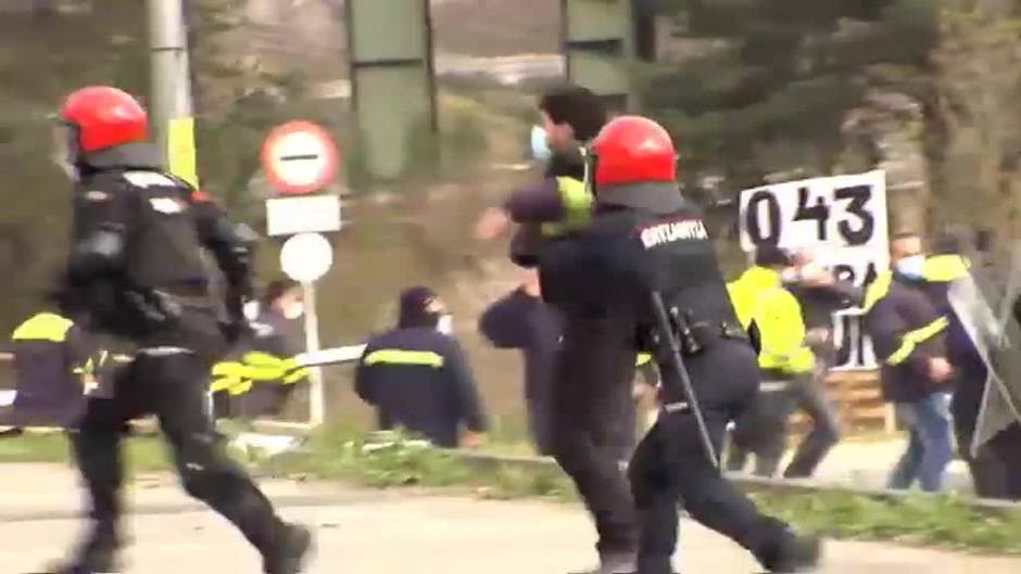 Enfrentamientos entre la Ertzaintza y trabajadores de Tubacex a las puertas de la fábrica de Amurrio