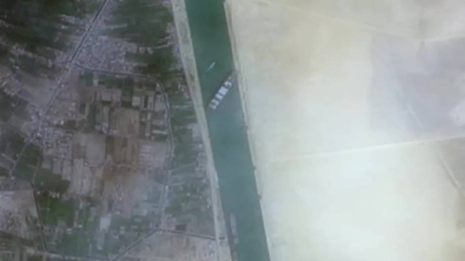 Desencallar el carguero atrapado en el Canal de Suez podría llevar varios días e incluso semanas