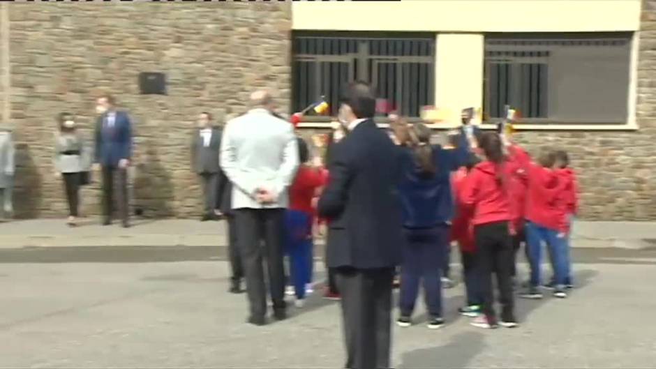 Los Reyes visitan a los alumnos de un colegio español en Andorra