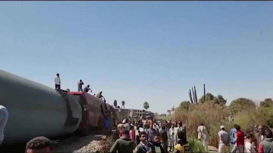 Mueren más de 30 personas tras chocar dos trenes en el centro de Egipto