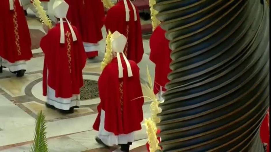 El papa Francisco oficia la misa del Domingo de Ramos con apenas 120 asistentes