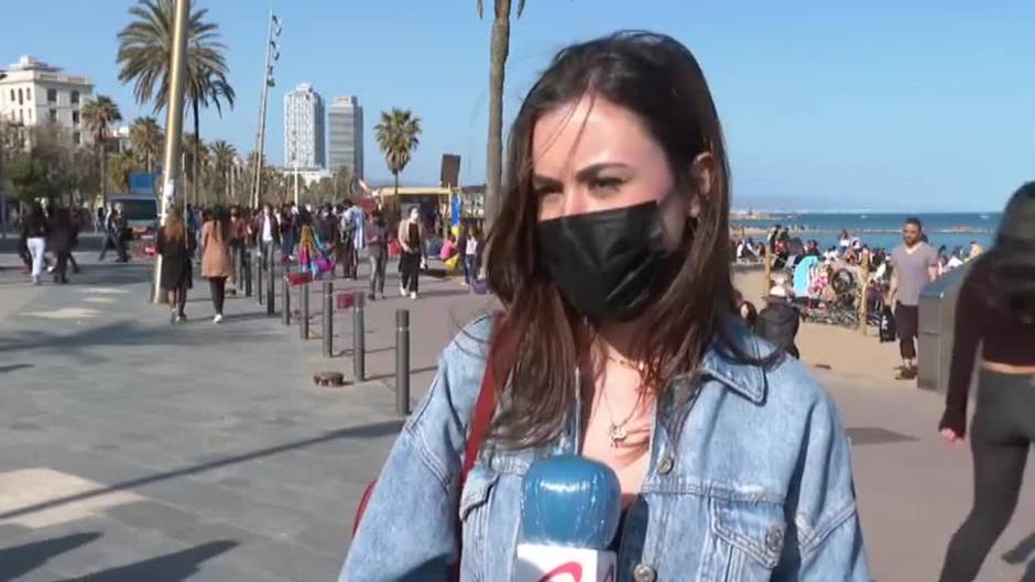 Cóctel perfecto de sol, playa y aglomeraciones sin distancia en la playa de la Barceloneta