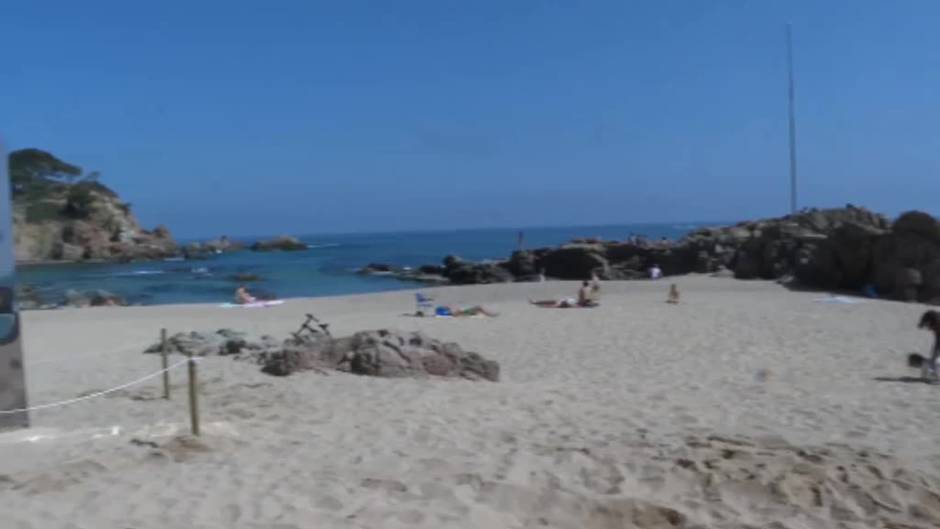 Aparece un monolito metálico en una playa de la Costa Brava