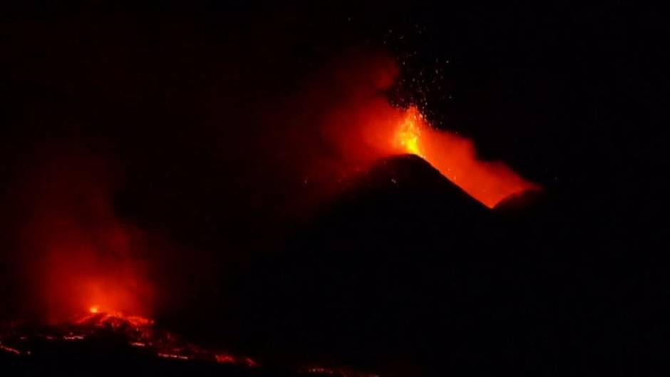 Una nueva erupción del Etna (Italia) provoca pequeñas explosiones y ríos de lava