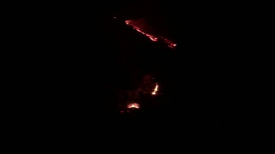 La lava del volcán Pacaya alcanza algunas aldeas locales en Guatemala