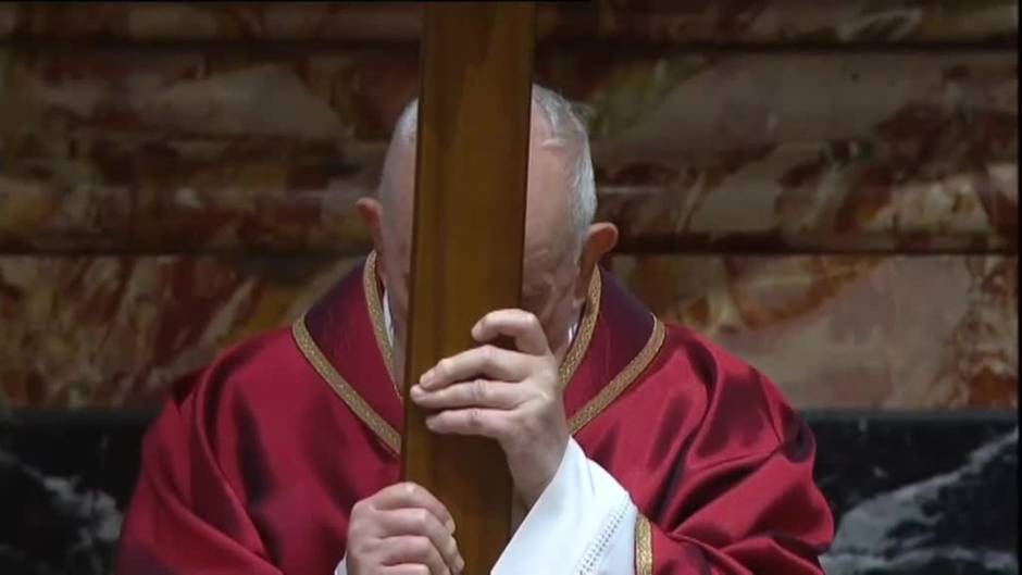 El papa preside la celebración de la Pasión en la Basílica de San Pedro