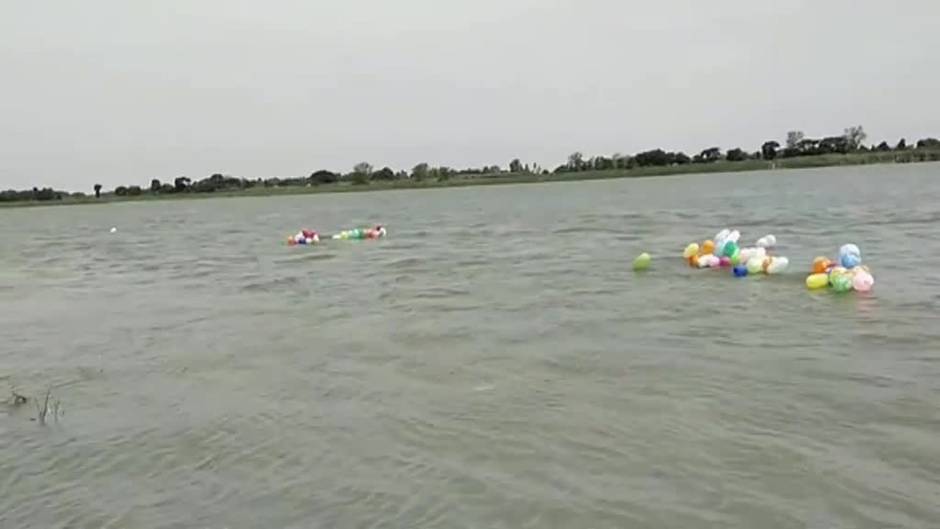 Decenas de globos de colores inundan un río birmano como protesta contra la dictadura militar