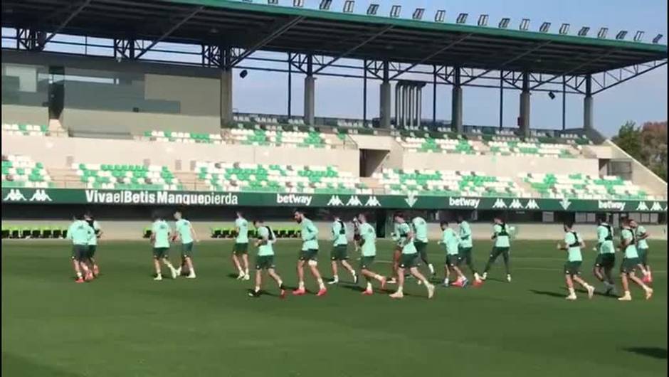 Borja Iglesias se entrena con el Betis mirando al Valencia