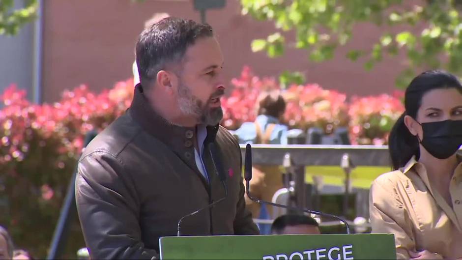 Abascal dice que Iglesias debe "cortarse el moño" el 4M y retirarse