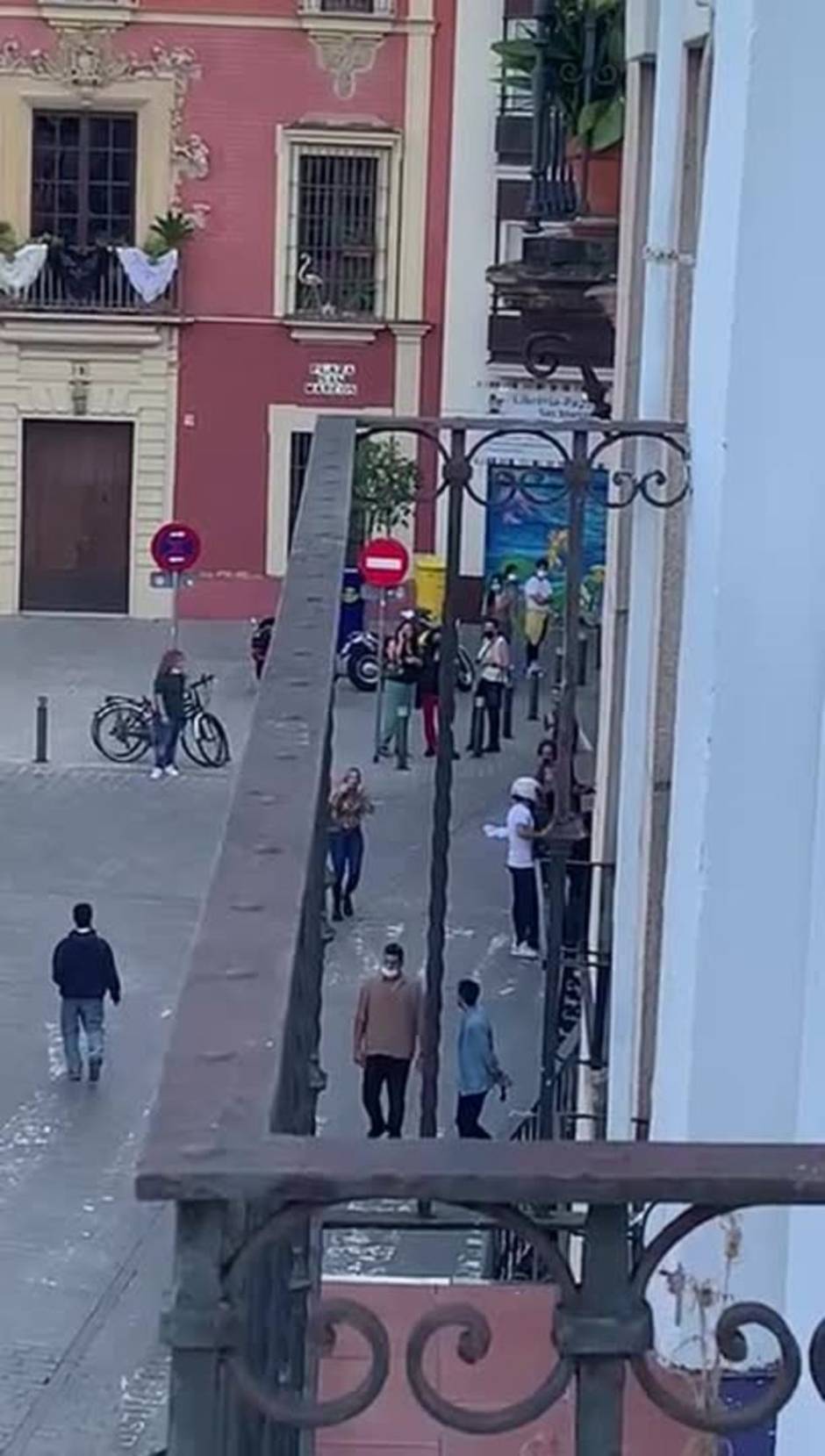 Brutal pelea en la plaza de San Marcos de Sevilla