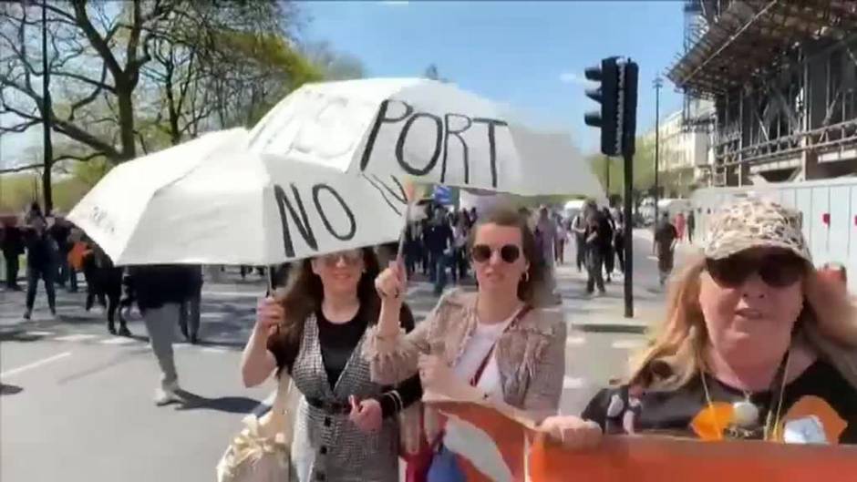 Los londinenses protestan contra un nuevo cierre con una jeringuilla inflable gigante