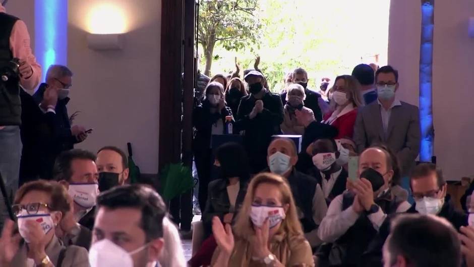 Ayuso critica que Sánchez celebre un mitin en una zona confinada