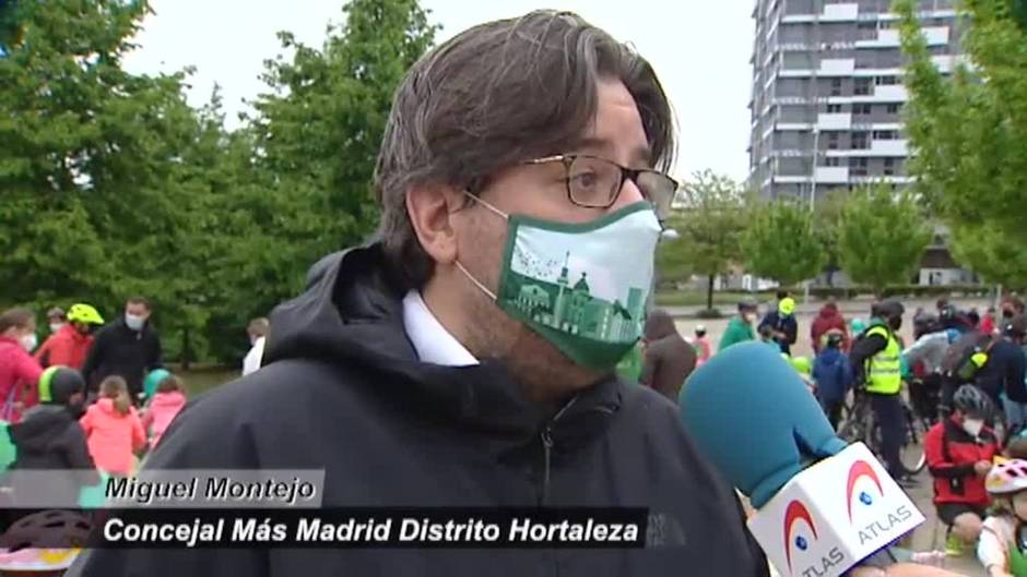 Cientos de vecinos de Valdebebas exigen en una concentración más infraestructuras educativas