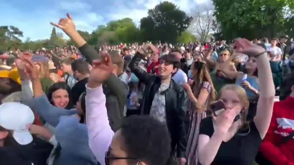 Alrededor de 300 jóvenes desafiaron al gobierno con una fiesta ilegal en un parque parisino