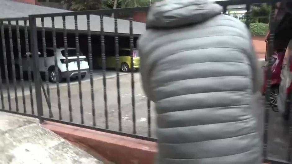 Raquel Mosquera se esconde debajo de una manta tras recibir el alta hospitalaria