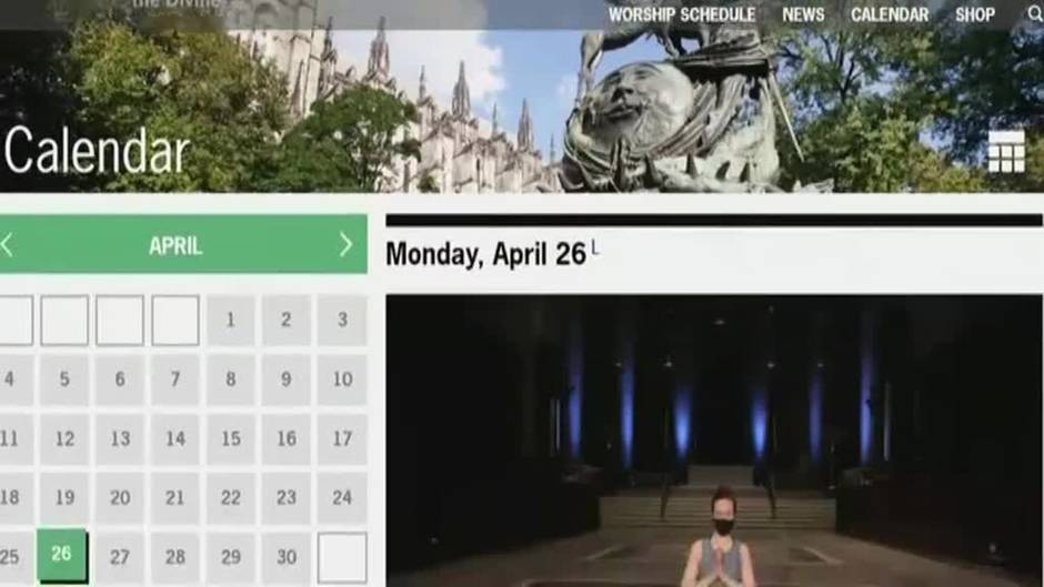 Los neoyorquinos disfrutan de yoga online impartido desde una catedral