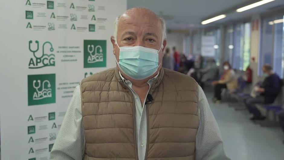 El consejero de Salud, Jesús Aguirre, es vacunado contra el coronavirus