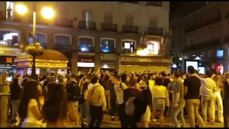 Aglomeraciones en distintos puntos de Madrid para celebrar el fin del estado de alarma