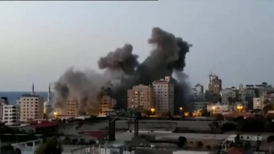 Un edificio de viviendas se viene abajo tras recibir un misil israelí