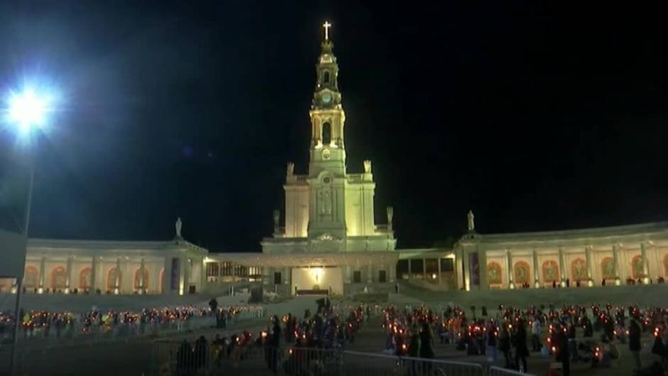 Miles de peregrinos acuden con mascarilla y distancias de seguridad a rezar a la Virgen de Fátima