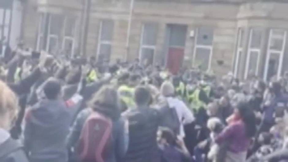 Vecinos de Glasgow impiden la detención de dos inmigrantes sin papeles