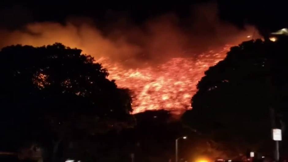 Los bomberos luchan contra un incendio fuera de control en California