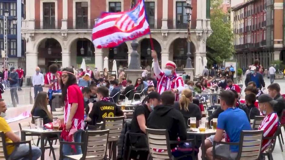 Aficionados del Atlético de Madrid llenan el centro de Valladolid