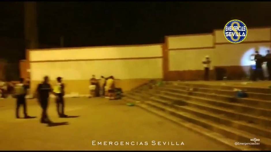 Disuelven una botellona de más de cien personas en el barrio de la Candelaria de Sevilla