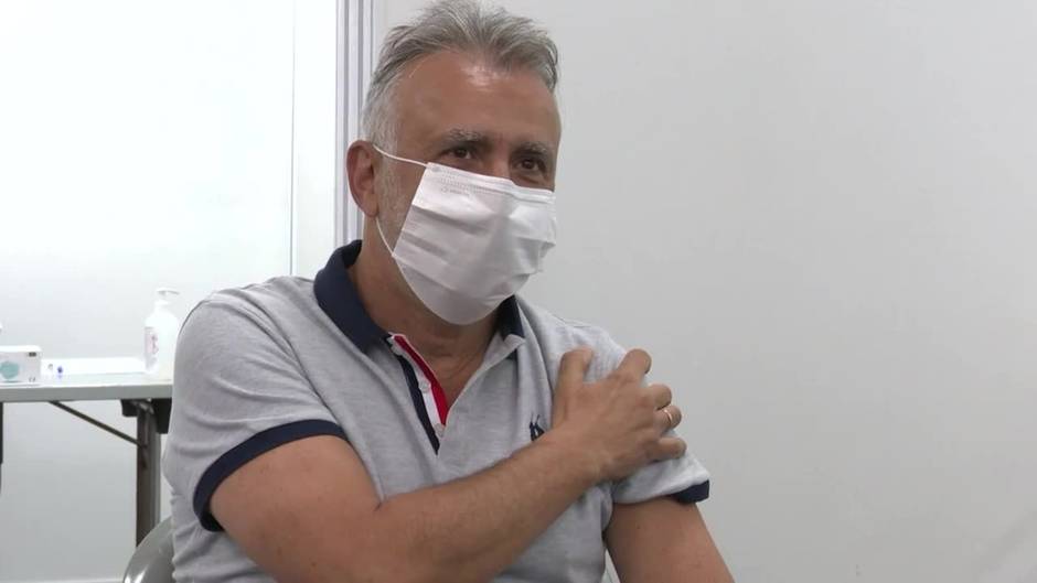 El presidente de Canarias Ángel Víctor Torres se vacuna