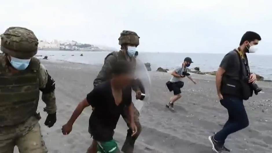 La Fiscalía de Ceuta investiga las imágenes de una devolución en caliente de un menor